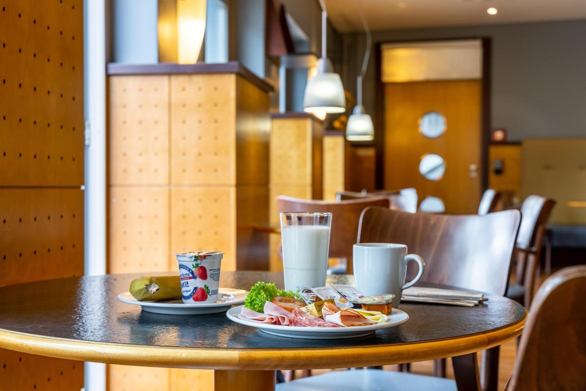 Hotel Leipheim Sued Экстерьер фото