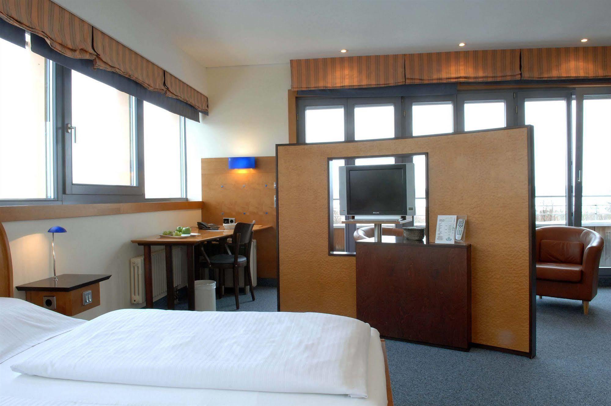 Hotel Leipheim Sued Экстерьер фото